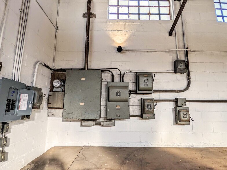 More Photos Of 2706 W 11th St, Little Rock Light Manufacturing For Sale