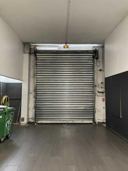 More Photos Of 27 Rue Du Moulin Joly, Paris Industrial For Lease