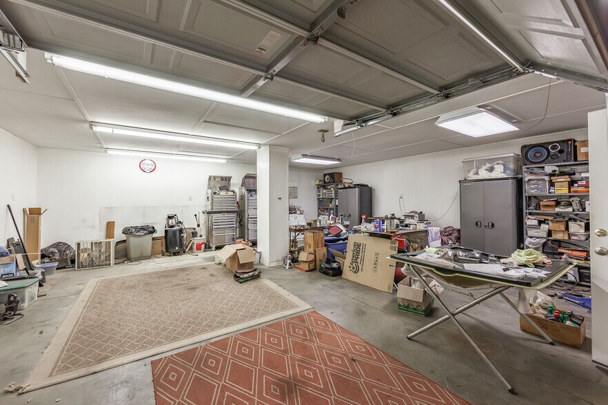 More Photos Of 39 N Madison Dr, Humboldt Showroom For Sale