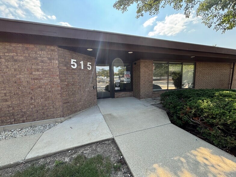 More Photos Of 511-515 Thornhill Dr, Carol Stream Unknown For Lease