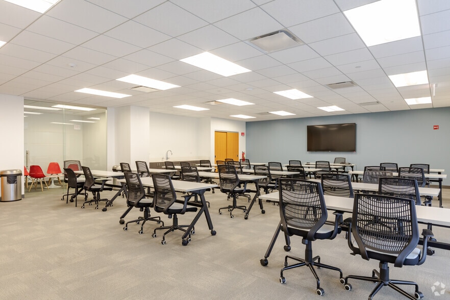 More Photos Of 1111 W 22nd St, Oak Brook Office For Lease