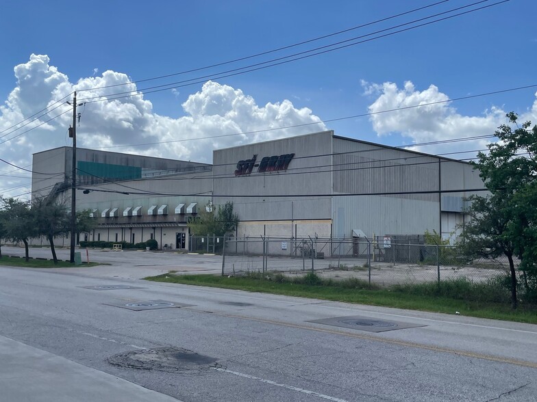 Primary Photo Of 3511 W 12th St, Houston Warehouse For Lease