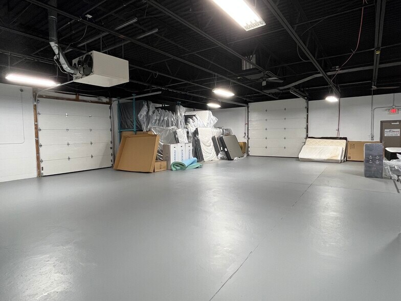 More Photos Of 187-189 W Johnstown Rd, Gahanna Warehouse For Lease