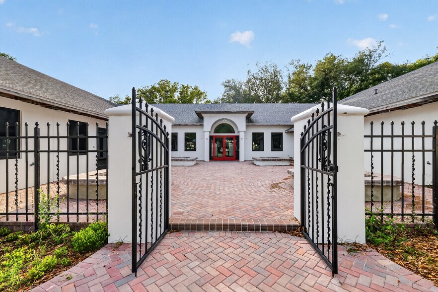 Primary Photo Of 4129 United Ave, Mount Dora Loft Creative Space For Sale