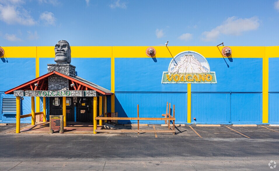 More Photos Of 6844 Ingram Rd, San Antonio Bar For Sale