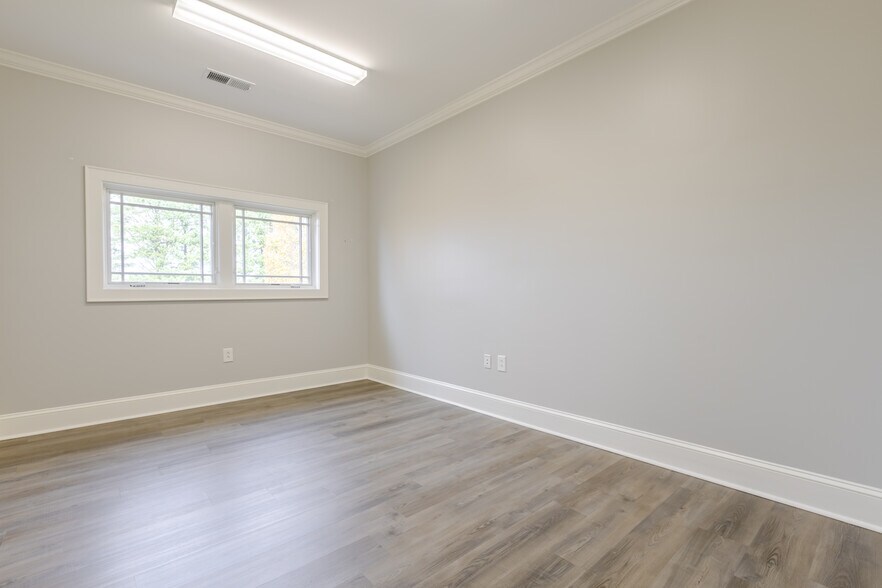 More Photos Of 1069 Bayshore Dr, Rock Hill Office For Lease