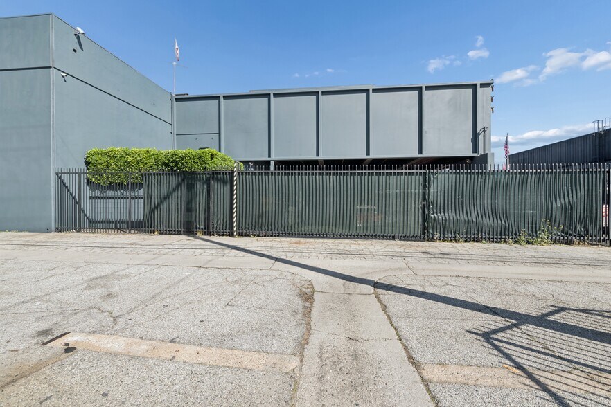 More Photos Of 1001 S Victory Blvd, Burbank Warehouse For Lease