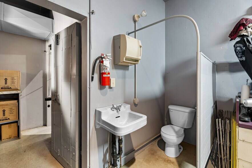 More Photos Of 33017 1st Av, Mission Flex For Sale