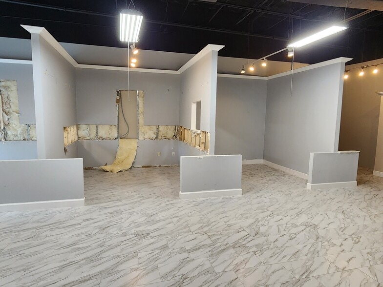 More Photos Of 7901 Kingspointe Pky, Orlando Showroom For Sale