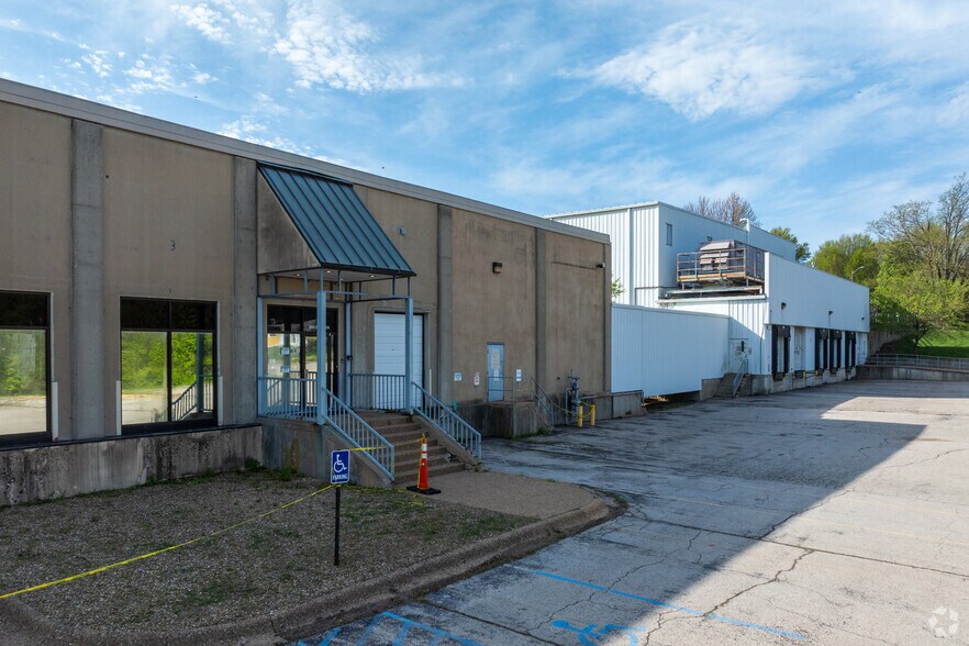 More Photos Of 800-810 E 10th St, Lawrence Flex For Sale