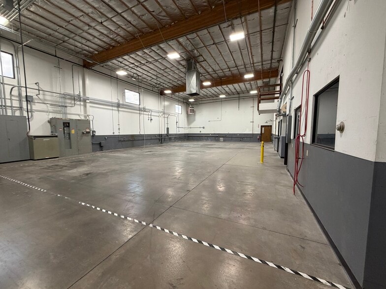 More Photos Of 5 Airpark Vista Blvd, Dayton Manufacturing For Sale