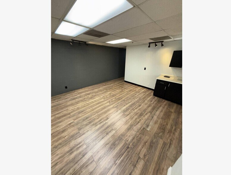 More Photos Of 4820-4834 Bissell Ave, Richmond Flex For Lease