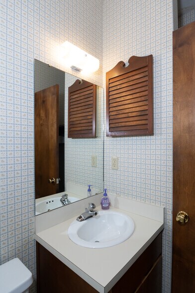 More Photos Of 3830 Rosemont Dr, Columbus Office For Sale