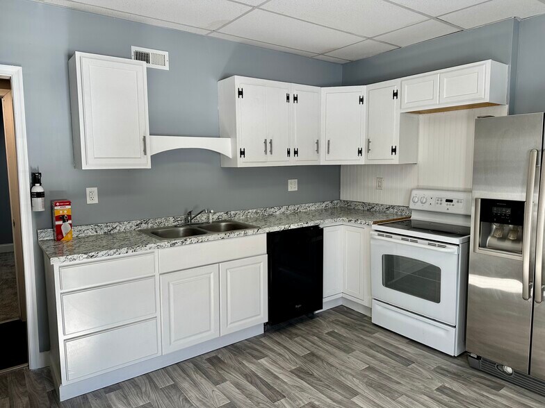 More Photos Of 80 Beauchamp Dr, Elkton Flex For Lease