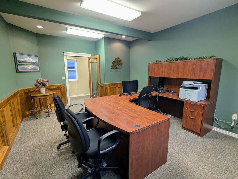 More Photos Of 1910 Island Ave, La Grande Office Residential For Lease