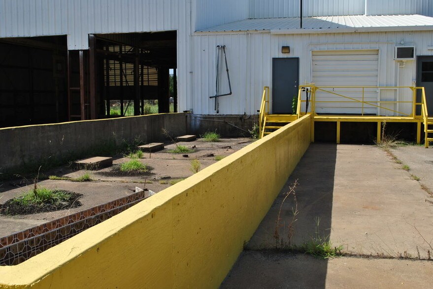 More Photos Of 220 Progress Blvd, Longview Warehouse For Sale