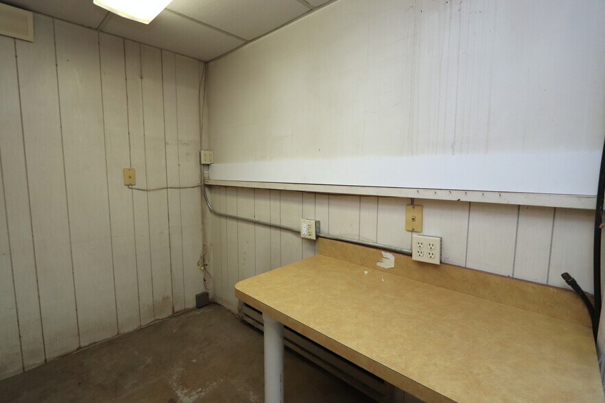 More Photos Of 536 1/2 Oak St. St, Morris Flex For Lease