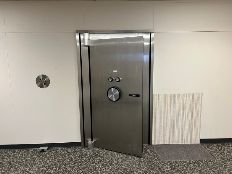 More Photos Of 908 S Fisk St, Green Bay Bank For Lease