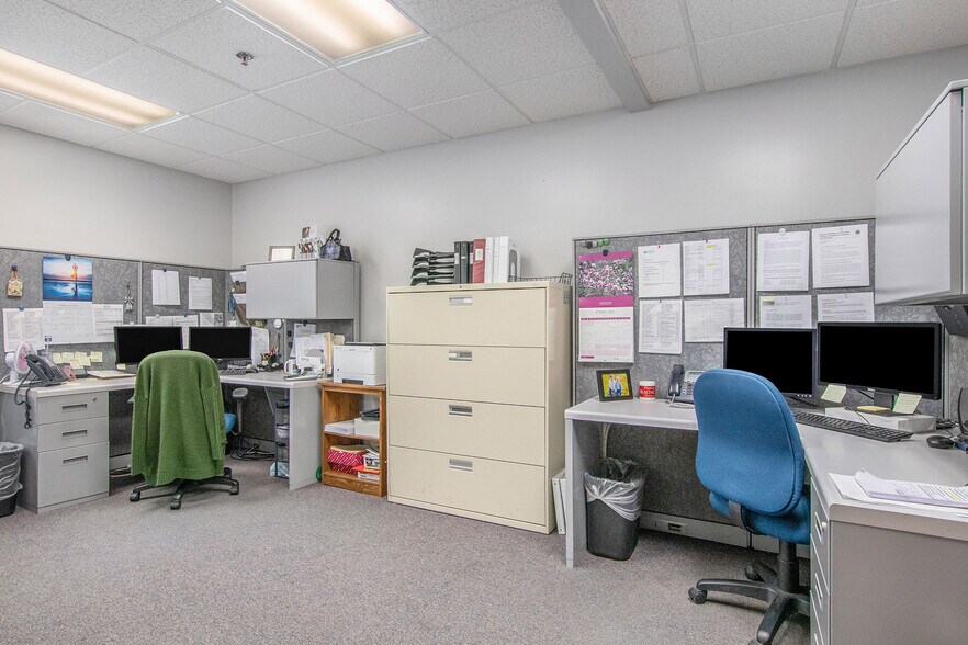 More Photos Of 3050 Commerce Dr, Fort Gratiot Office For Sale