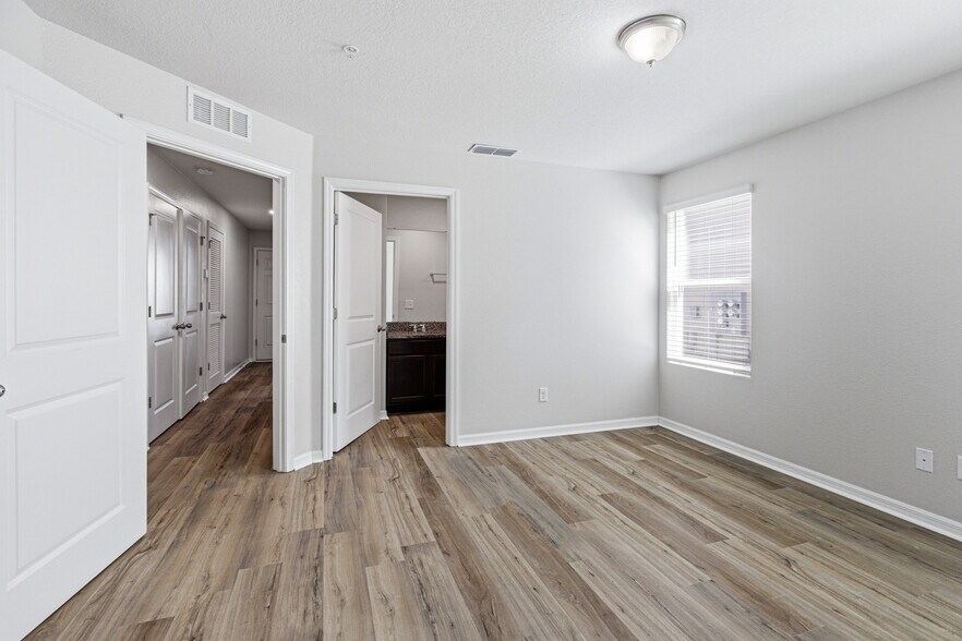 More Photos Of 7368 Mailes Ct, Jacksonville Multifamily For Sale