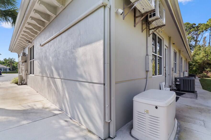 More Photos Of 13730 Cypress Terrace Cir, Fort Myers Medical For Sale