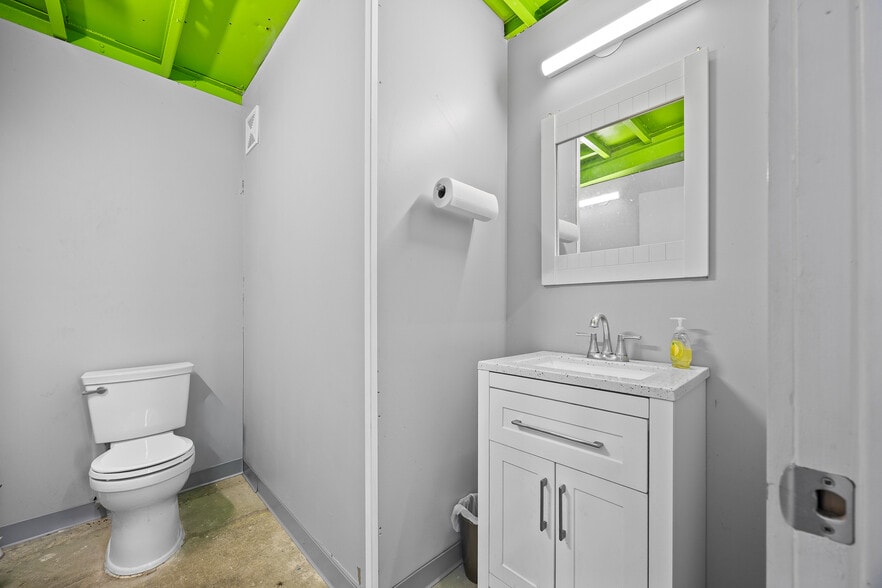 More Photos Of 4520 Rumsey Ave, Oak Lawn Industrial For Sale