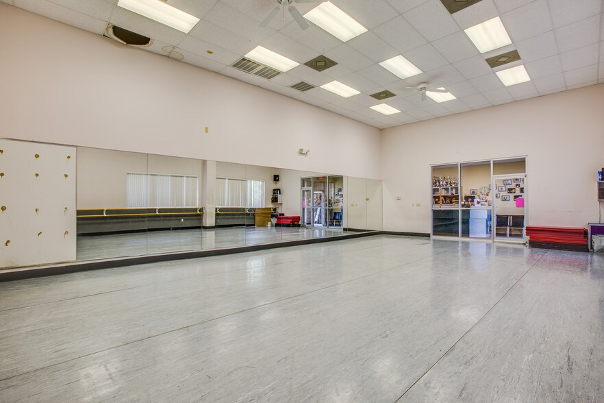 More Photos Of 1498 Central Park Blvd, Fredericksburg Freestanding For Sale