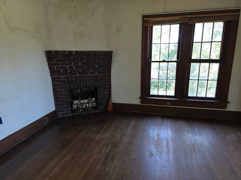More Photos Of 328 Buckmarsh St, Berryville Flex For Sale