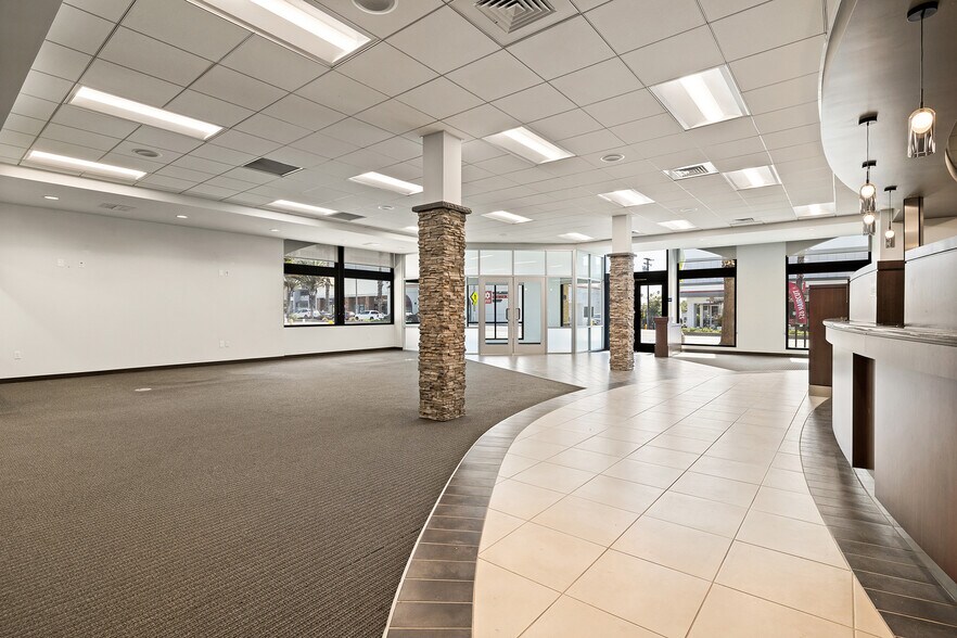 More Photos Of 2635 Wilshire Blvd, Santa Monica Bank For Lease
