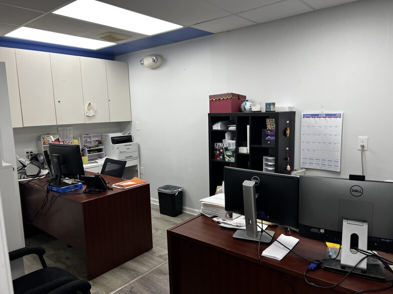 More Photos Of 9821 Greenbelt Rd, Lanham Seabrook Office For Sale
