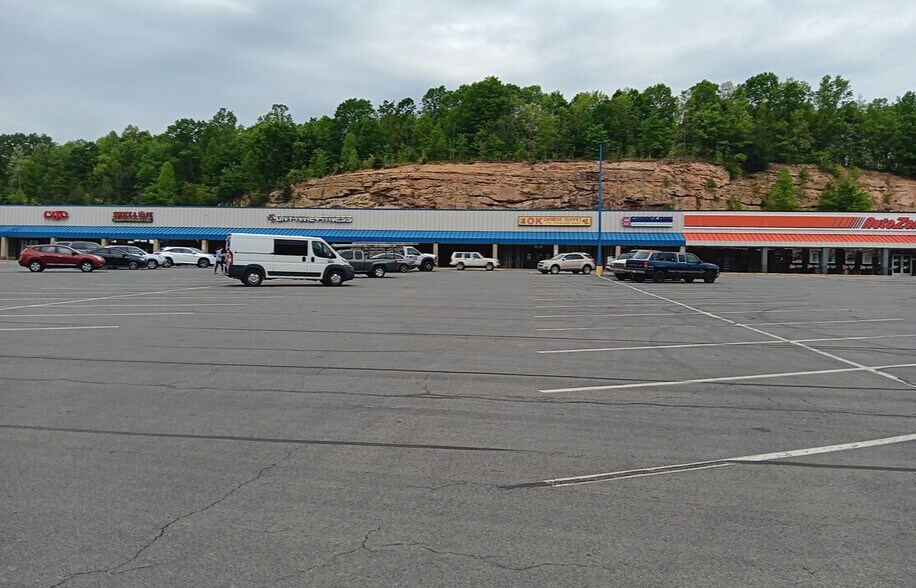 More Photos Of 637 Fayette Sq, Oak Hill Unknown For Lease