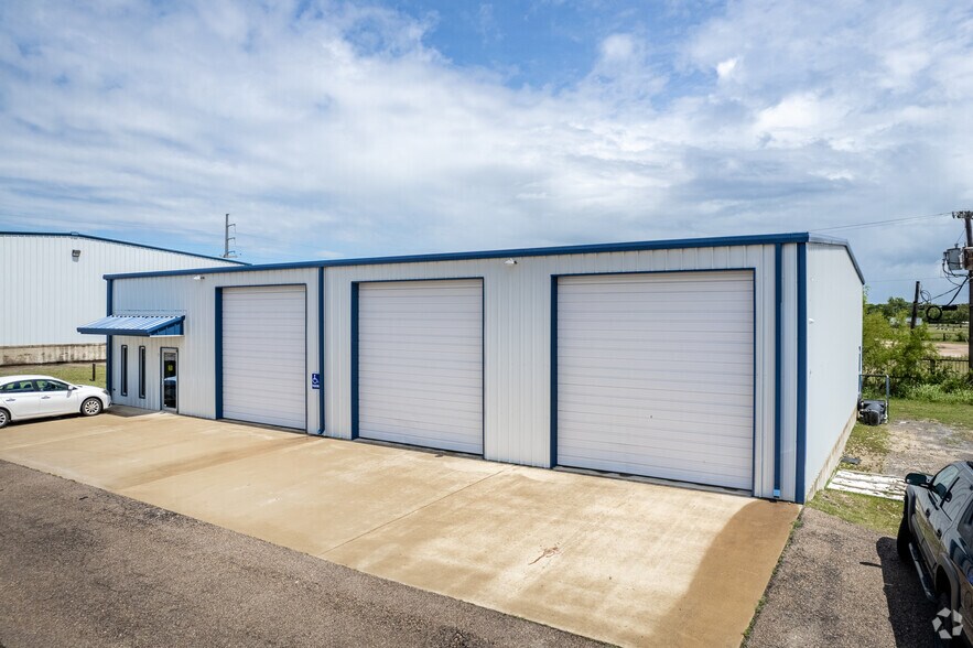 More Photos Of 7766 N Interstate Hwy 35, Temple Warehouse For Lease