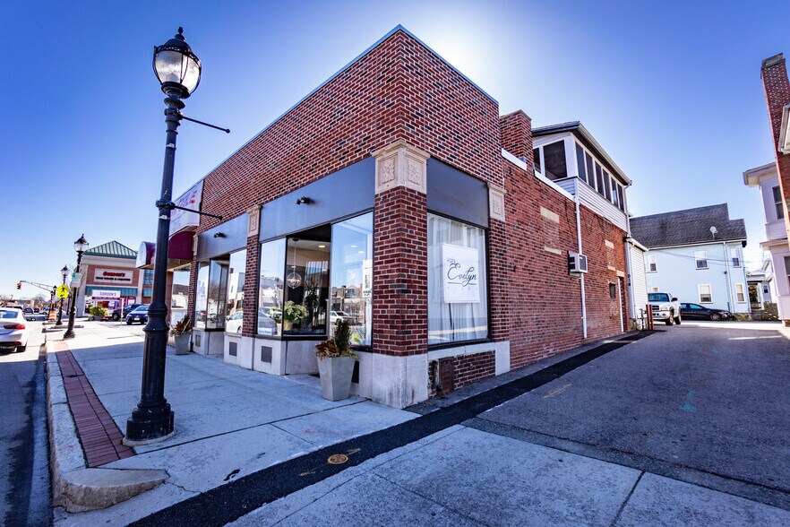 More Photos Of 916R Main St, Waltham Storefront Retail Residential For Sale