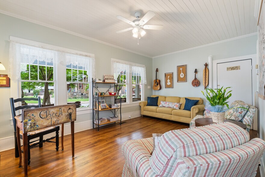 More Photos Of 100 E Washington St, Mountain View Hospitality For Sale