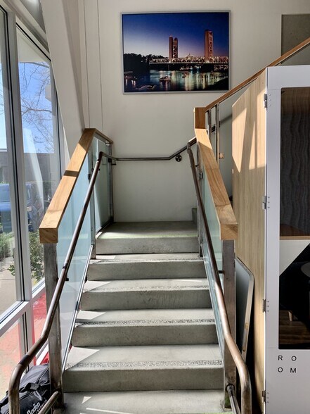 More Photos Of 947 Enterprise Dr, Sacramento Office For Lease