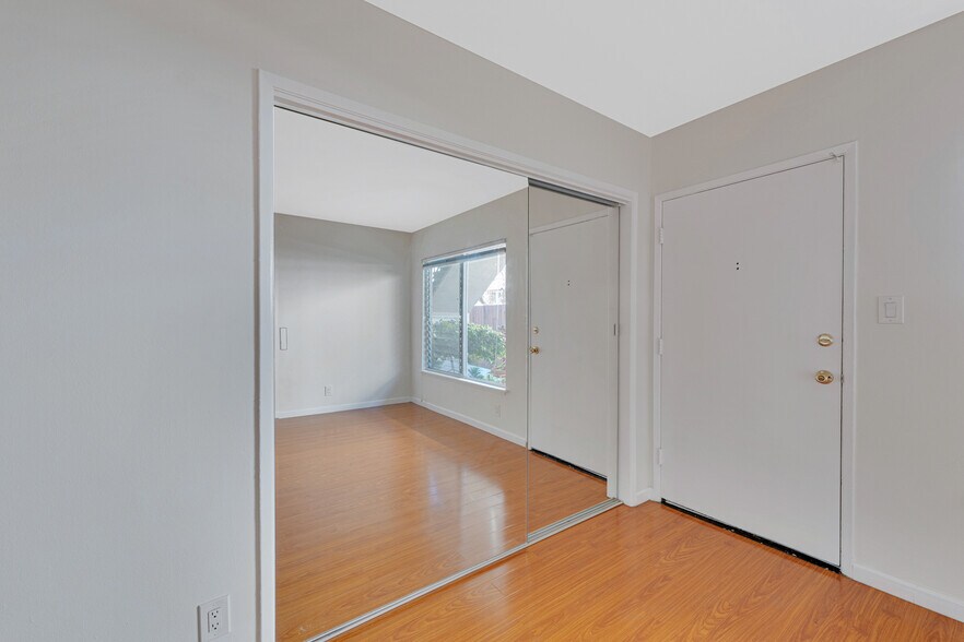 More Photos Of 1531 Corinth Ave, Los Angeles Apartments For Sale