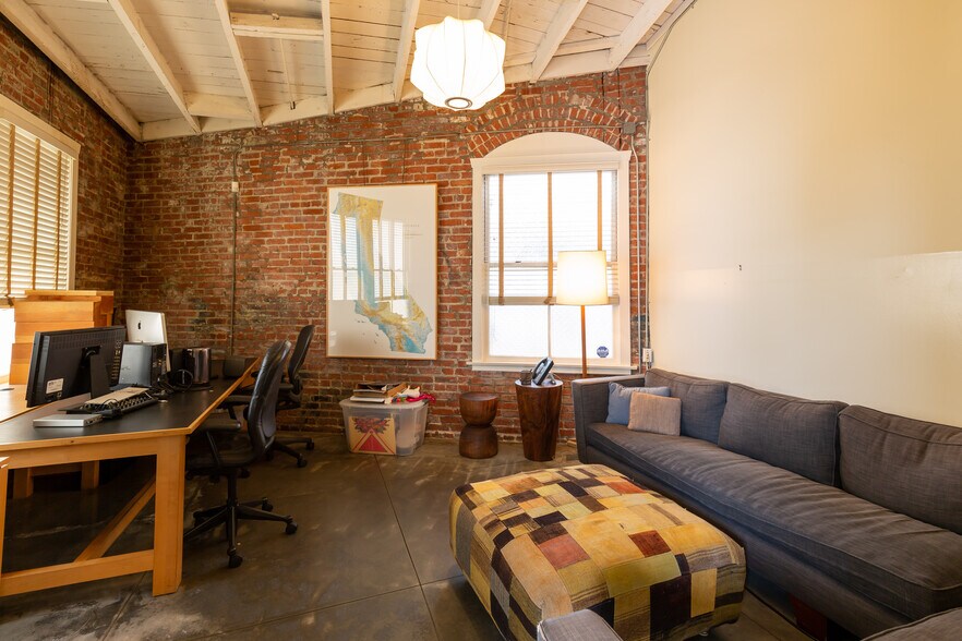 More Photos Of 891 Abbot Kinney Blvd, Venice Loft Creative Space For Sale
