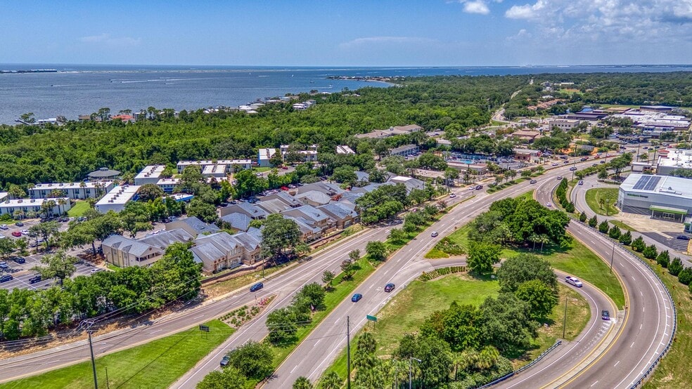 More Photos Of 913 Gulf Breeze Pky, Gulf Breeze General Retail For Sale