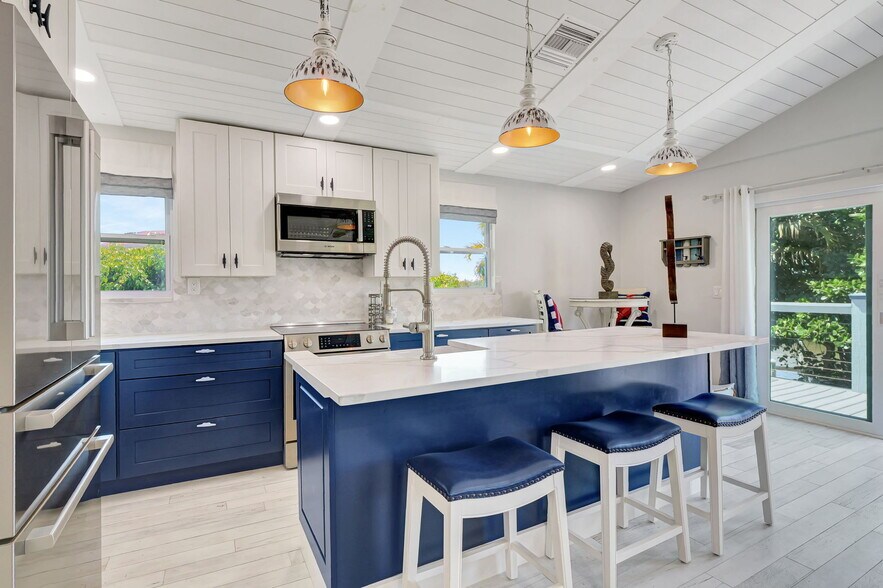 More Photos Of 193 Cocohatchee St, Naples Specialty For Sale