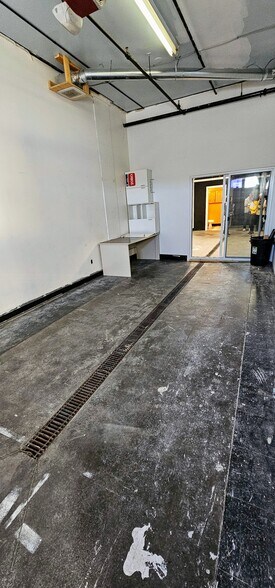 More Photos Of 3907 3A St NE, Calgary Showroom For Lease