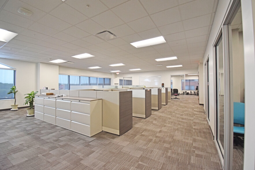 More Photos Of 1520 S 5th St, Saint Charles Unknown For Lease