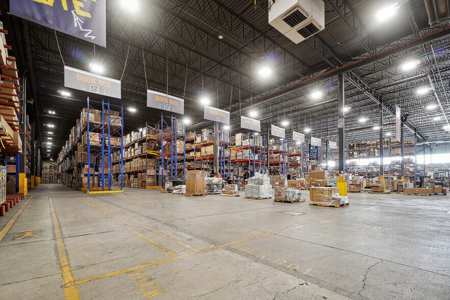 More Photos Of 1675 Boul de Montarville, Boucherville Warehouse For Lease