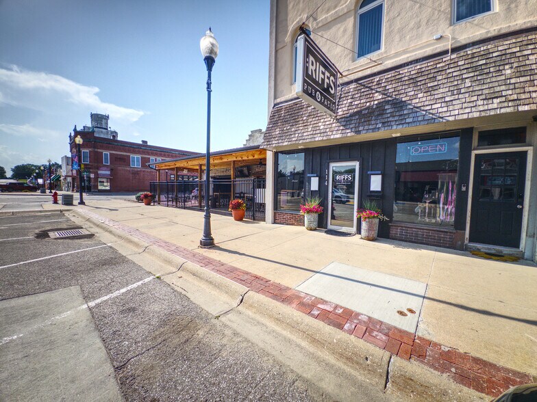 More Photos Of 114 E 5th St, Wahoo Bar For Sale
