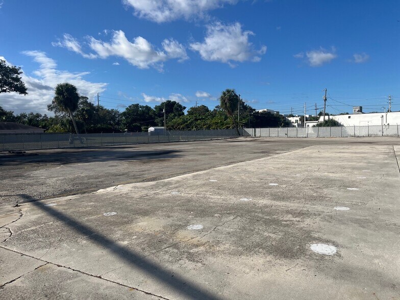 More Photos Of 1304 Old Okeechobee Rd, West Palm Beach Warehouse For Lease