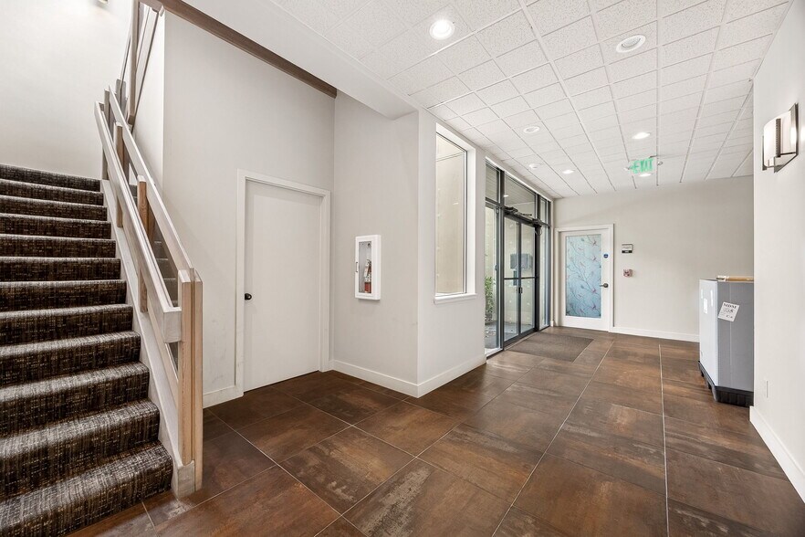 More Photos Of 903 5th Ave, Kirkland Office For Sale