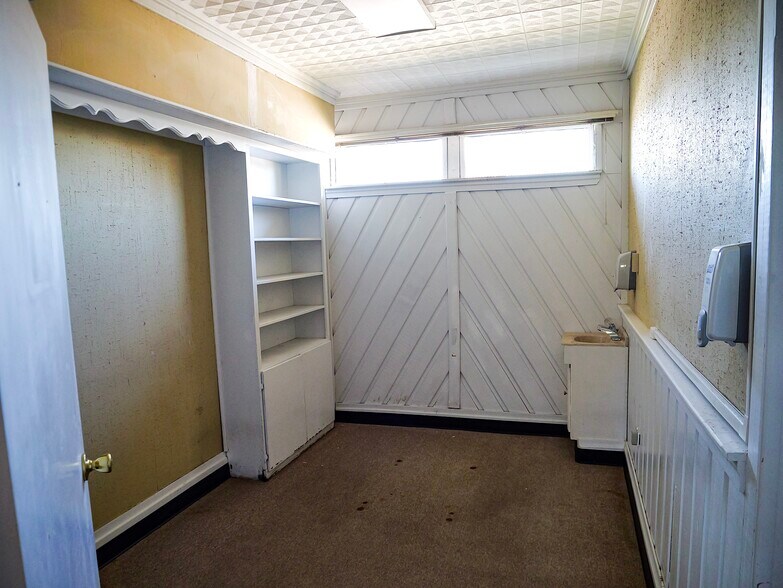 More Photos Of 1306 13th St, Bridgeport Office For Sale