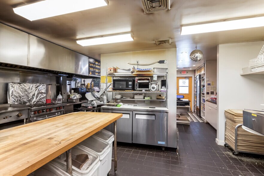 More Photos Of 25 West Neck Rd, Shelter Island Freestanding For Sale