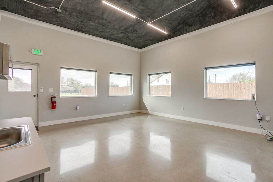 More Photos Of 1650 Staree Ln, Saginaw Flex For Lease