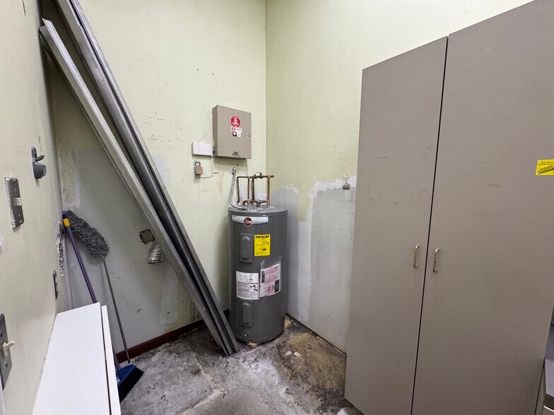 More Photos Of 2000 Harrison St, Hollywood Unknown For Lease