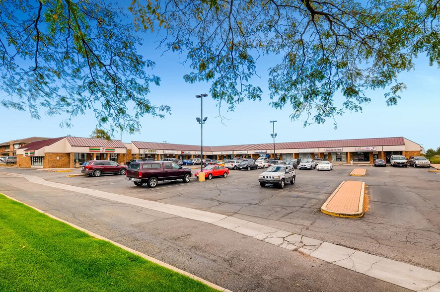 More Photos Of 2295 S Chambers Rd, Aurora Freestanding For Lease